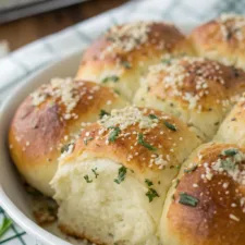 30-Minute Garlic Parmesan Dinner Rolls